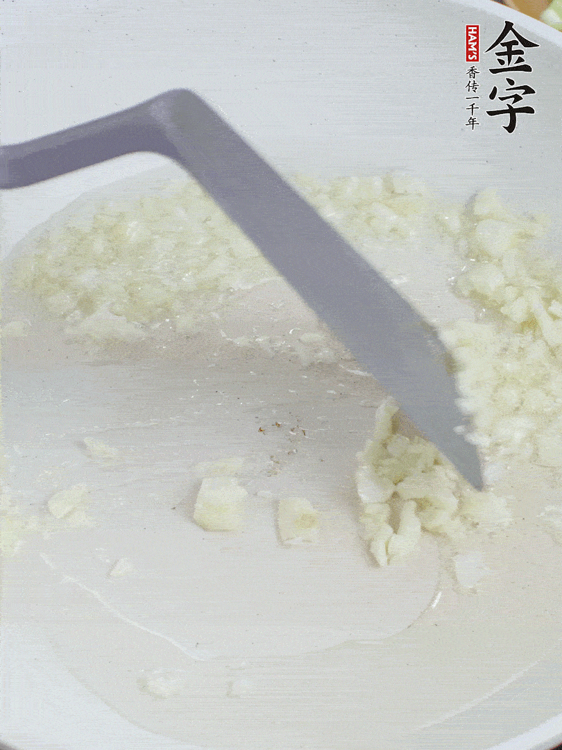 冷鍋熱油，下大蒜煎至兩面微黃。