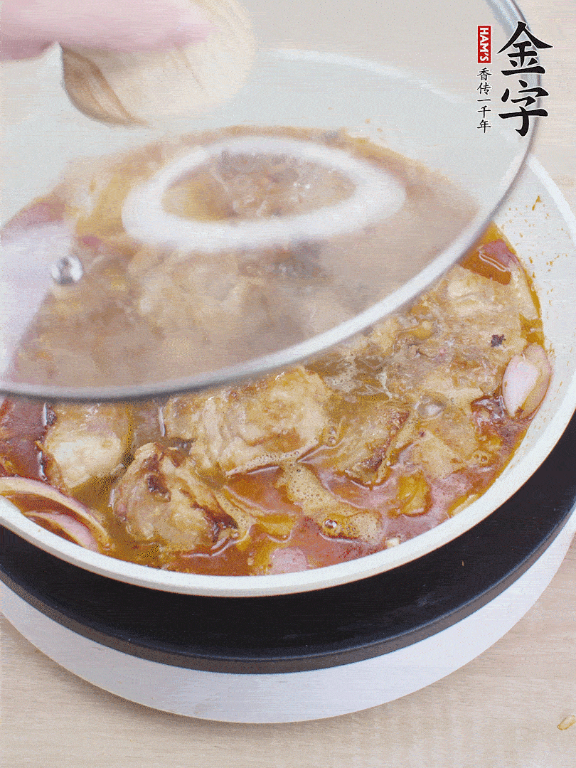 下小排翻炒，加1勺生抽、1點(diǎn)白砂糖和少許水燜2分鐘。