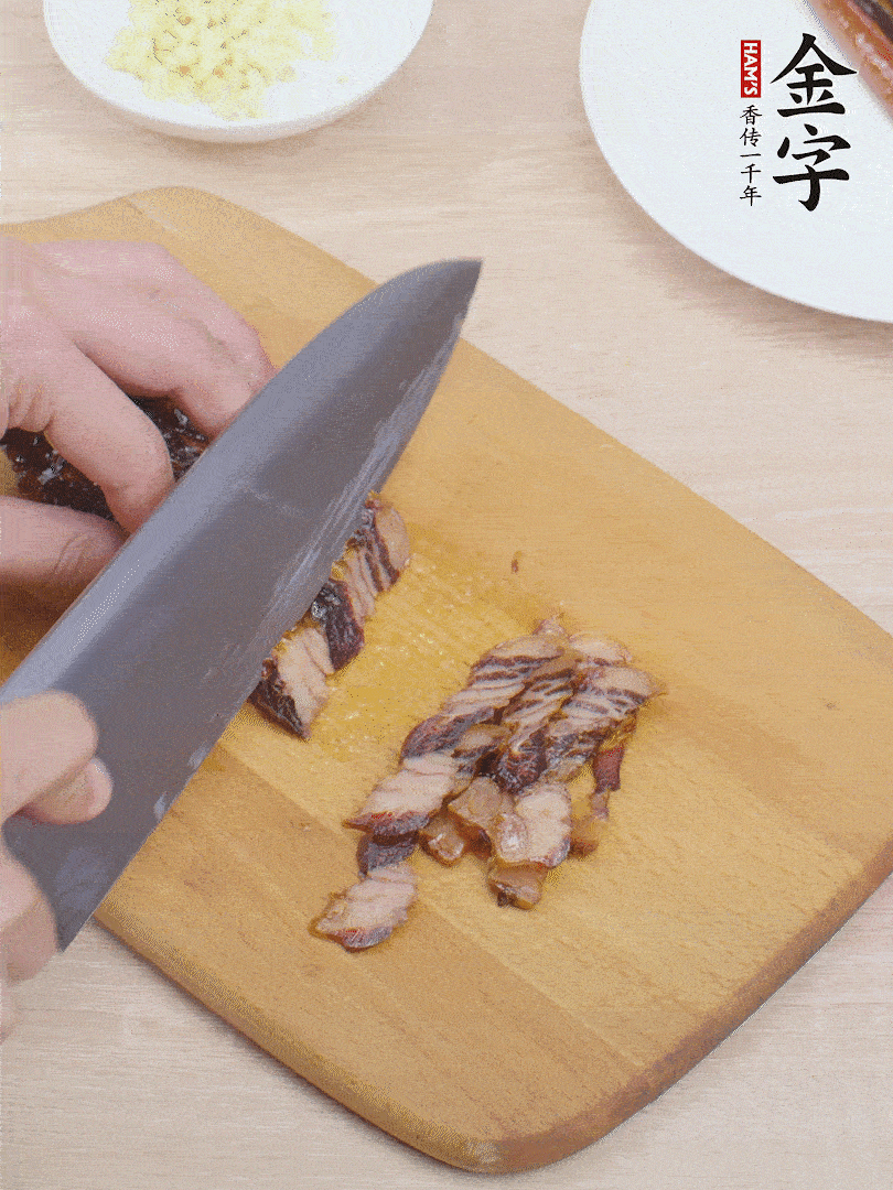 金字醬油肉切薄片。