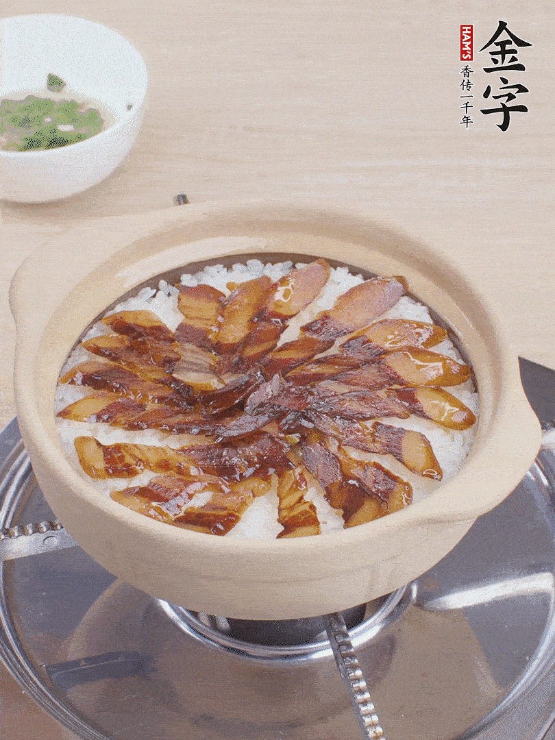 快收水時(shí)，鋪醬油肉，鍋邊淋點(diǎn)油，轉(zhuǎn)動砂鍋，燜煮2分鐘。