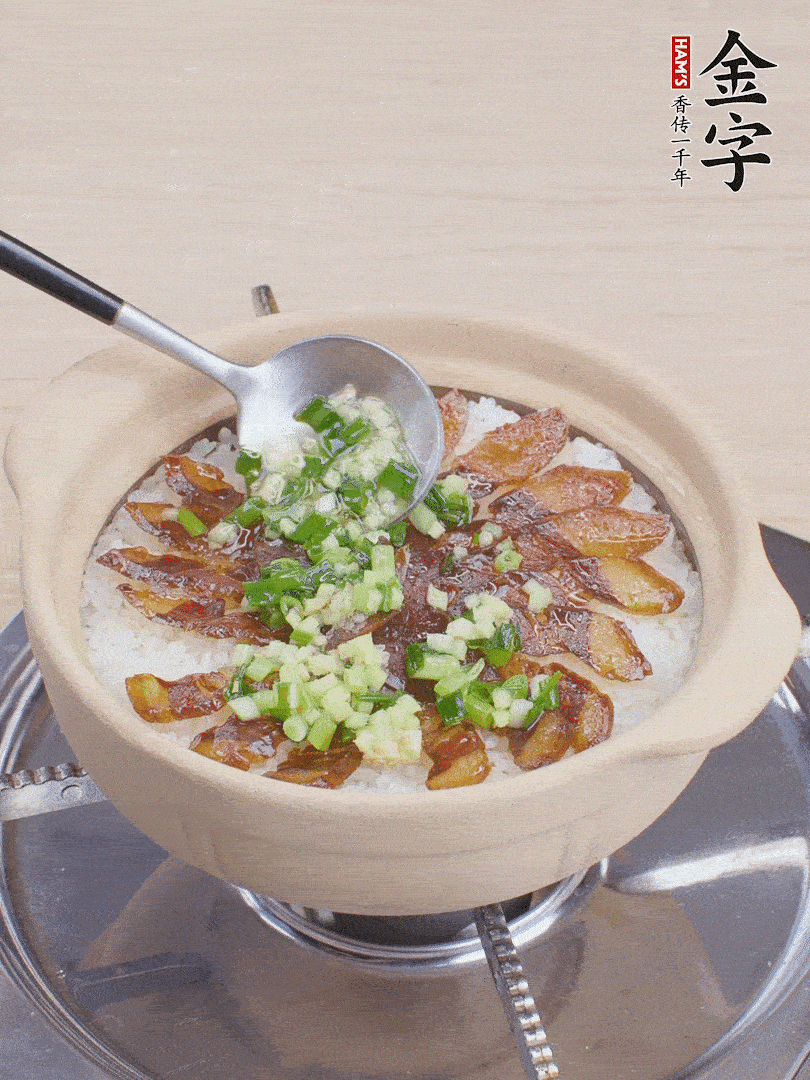 倒蔥姜醬再燜1分鐘。（也可以淋點(diǎn)生抽）