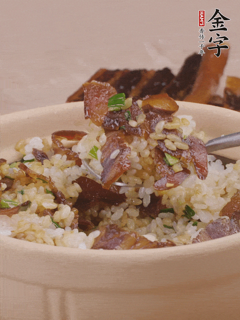 揭蓋后撒點(diǎn)蔥花裝飾，趁熱拌勻。