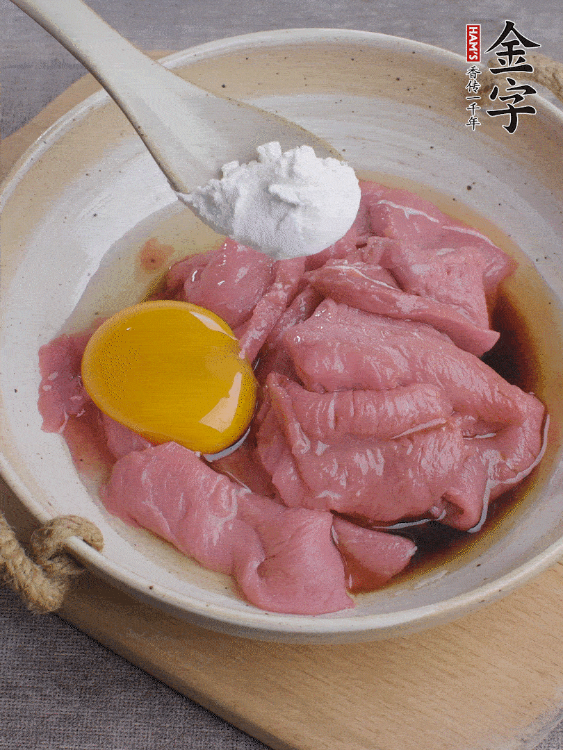 牛肉切片，雞蛋1個、水2勺、料酒1/2勺、生抽1/2勺、生粉1勺腌15分鐘。