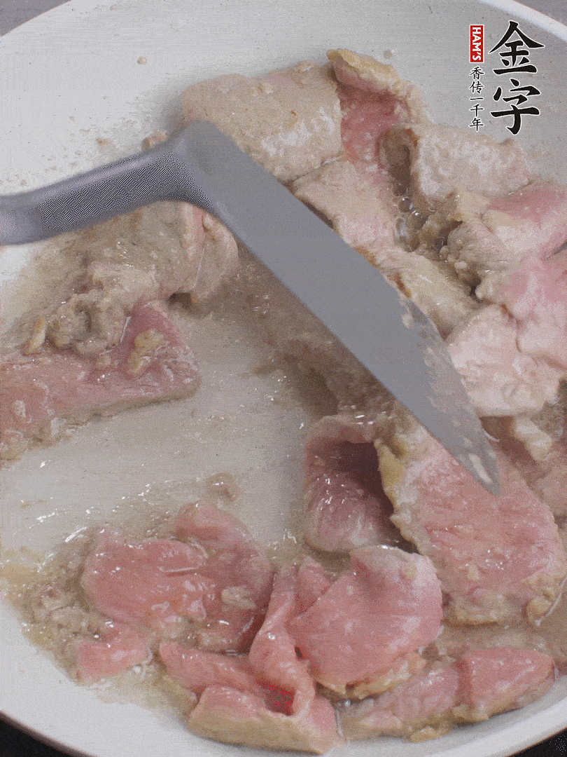 鍋中少油，下牛肉炒至變色。（盛出來）
