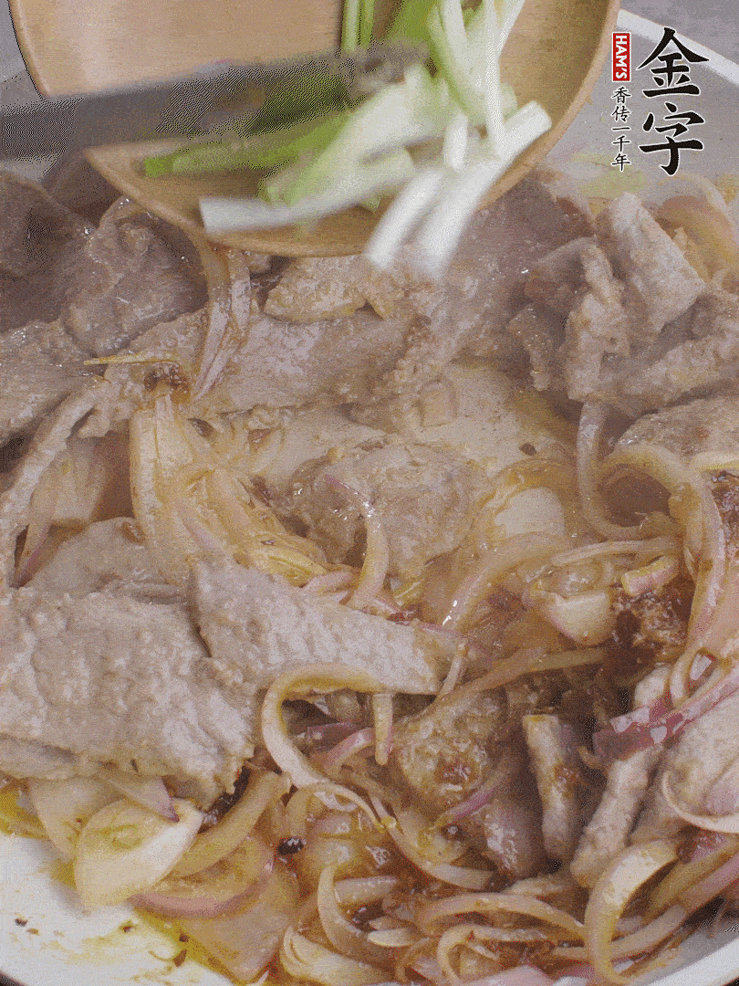 下牛肉、蔥段快炒。