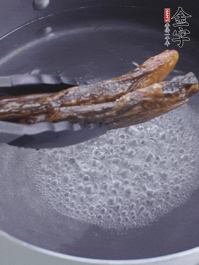 金字醬油肉水煮15分鐘，切薄片。
