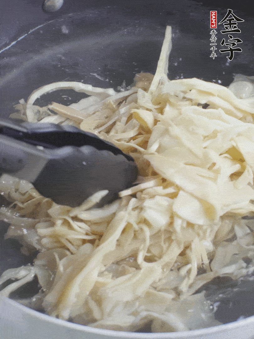 糯米筍焯水1分鐘，過涼水，擠干水份。