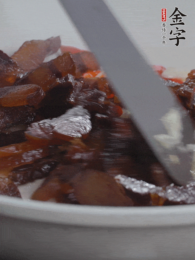 下醬油肉，煸出油脂。