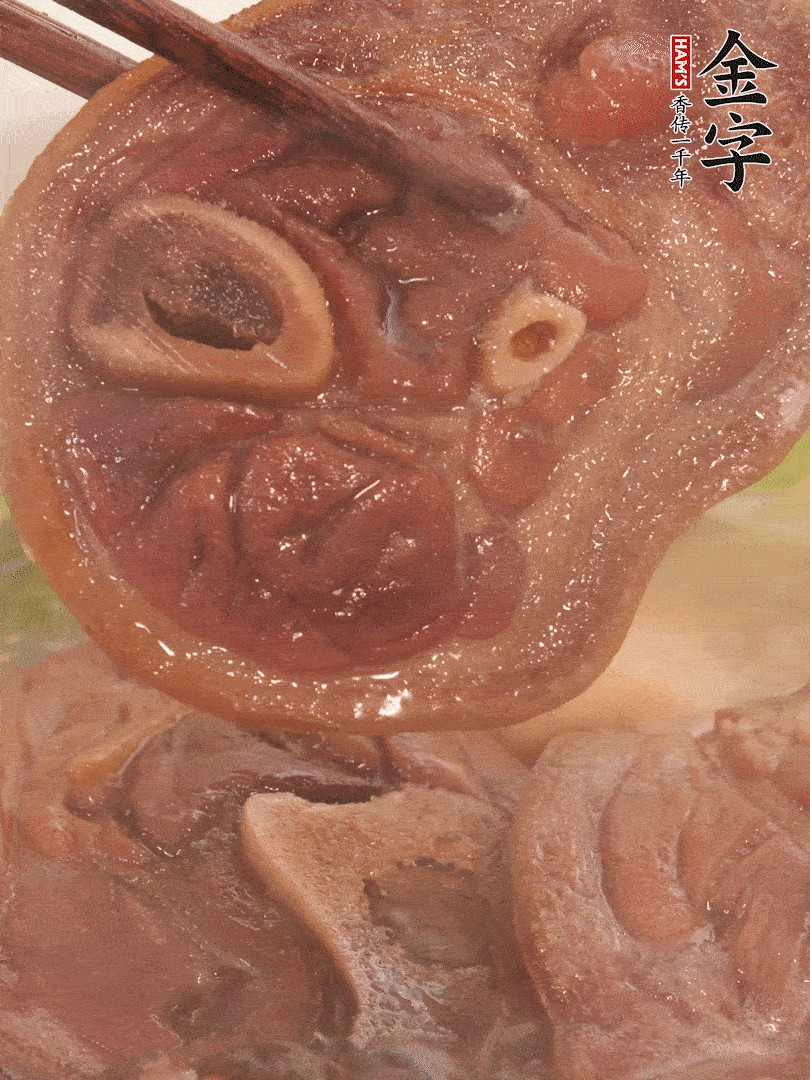大火燒開(kāi)后，調(diào)成小火燜煮30分鐘，煮至蓮藕軟糯。
