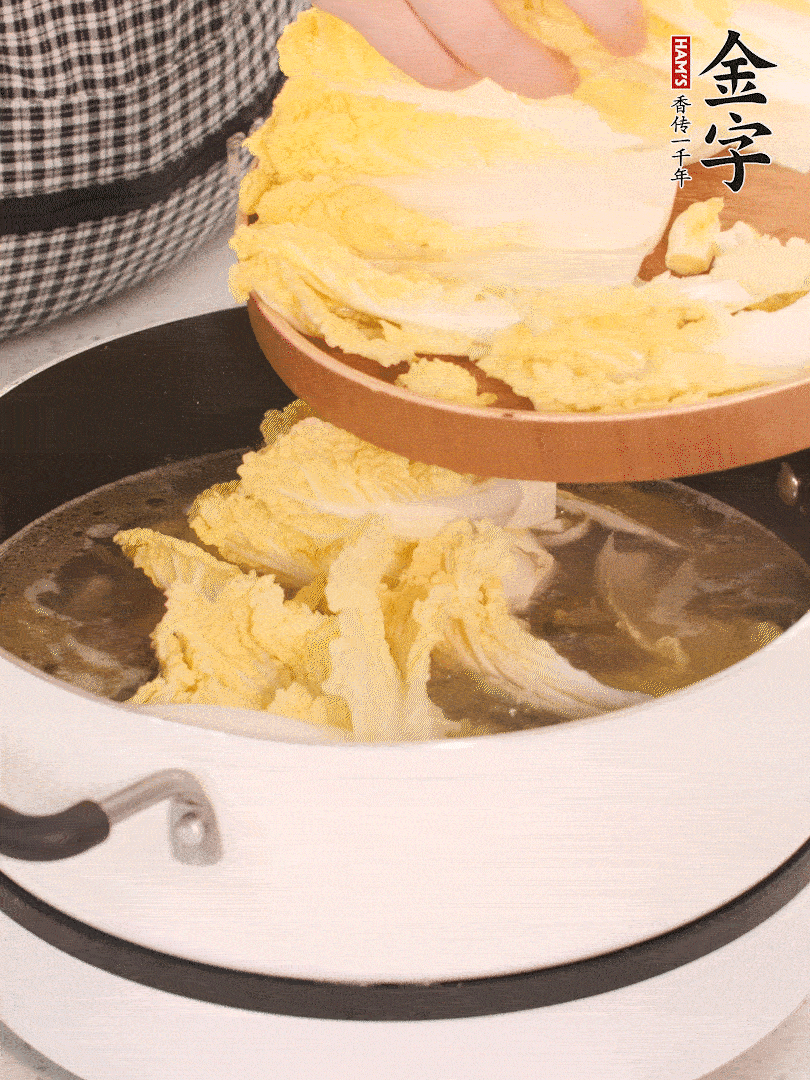 放入娃娃菜、金針菇再燉煮5分鐘。