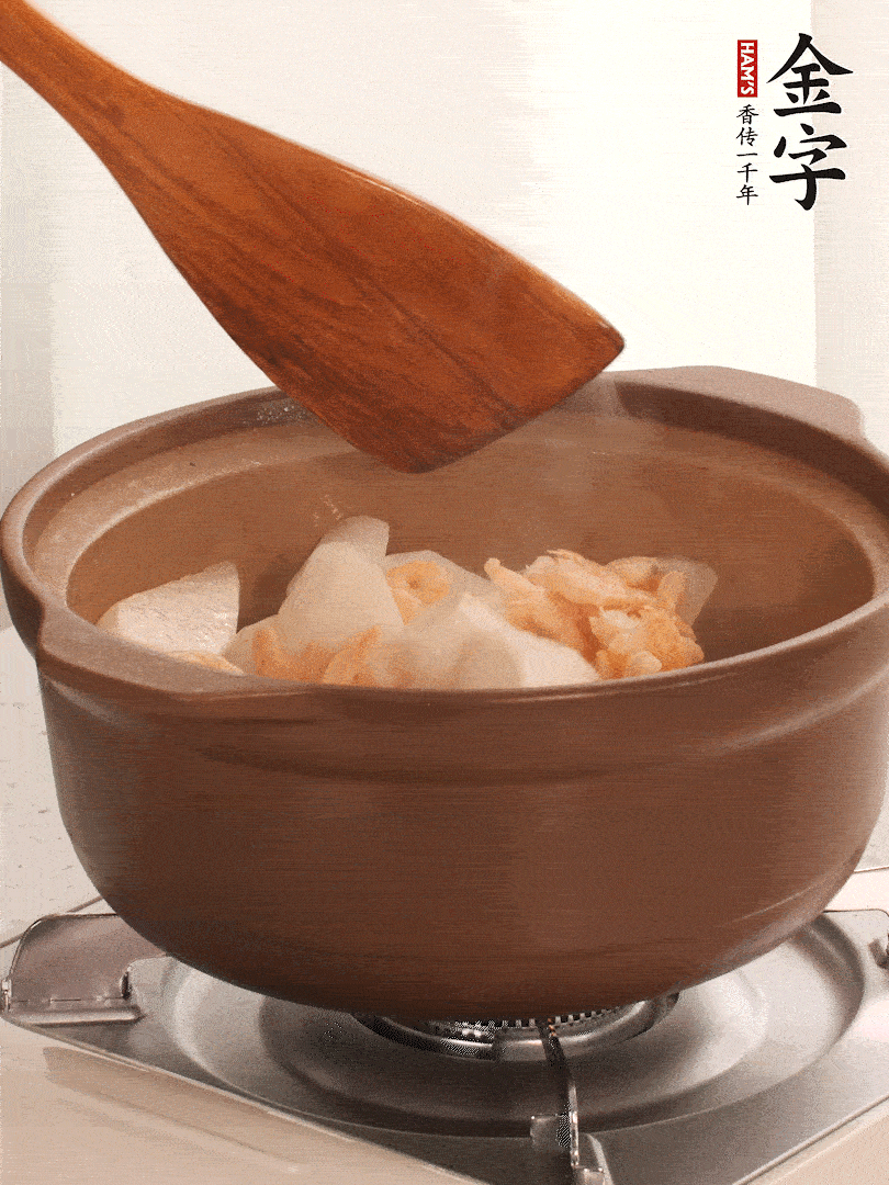 放白蘿卜、海米煸炒1-2分鐘，白蘿卜一定要先炒過再燉湯，香味更足。