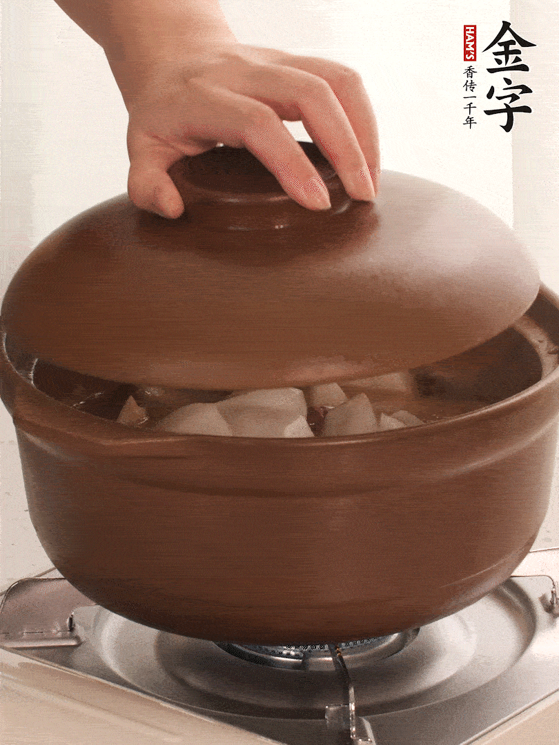 倒沒過食材的熱水，大火燒開。蓋上蓋子轉(zhuǎn)中小火，燉15-20分鐘。等蘿卜煮到喜歡的軟爛度就可以關(guān)火。