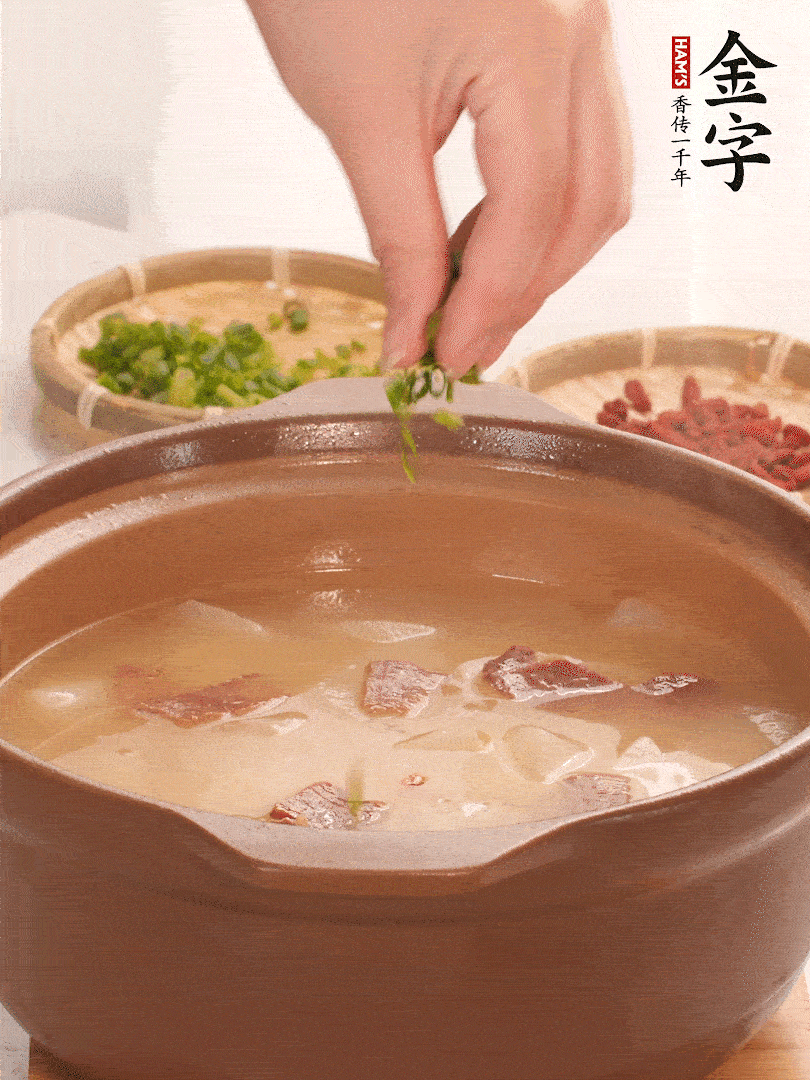 最后點綴點小蔥花、枸杞，增色提味。