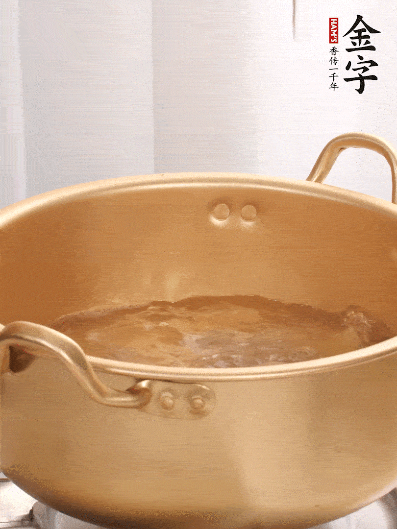 排骨加姜片、料酒，冷水下鍋焯水，撇去浮沫。