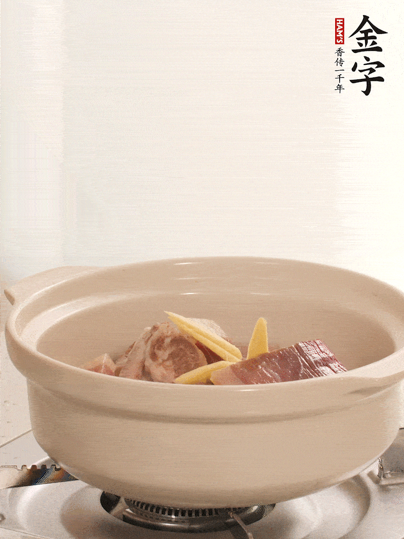 湯鍋放入排骨、火腿、姜，加適量水。煮開后轉(zhuǎn)小火燉40分鐘。