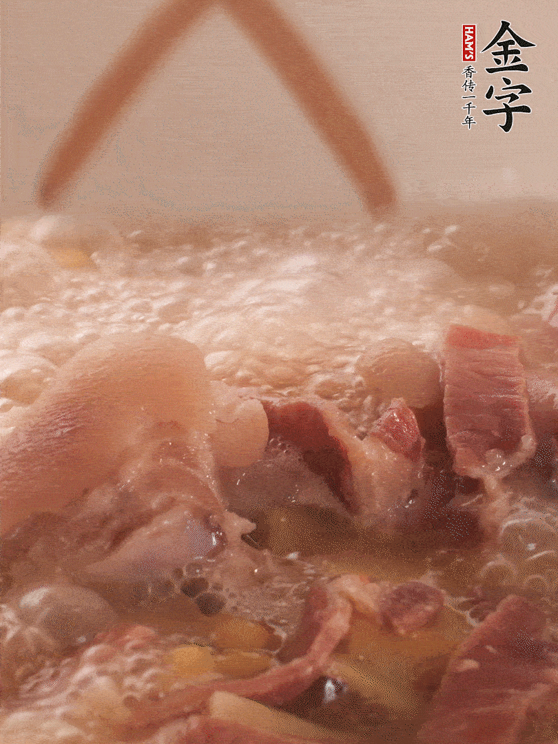 大火將水煮開后，蓋上鍋蓋，轉(zhuǎn)小火慢燉1個(gè)半小時(shí)。
