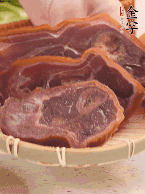 金字火腿蹄片溫水泡10分鐘。