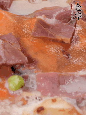 放適量料酒、清水煮到沸騰，再下蟹塊燜煮8分鐘。