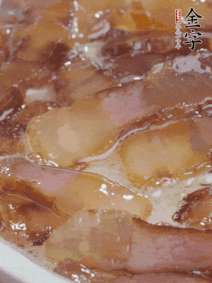 油5成熱，醬油肉煸香。