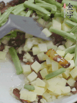 下蒜末、豆角、土豆塊翻炒。