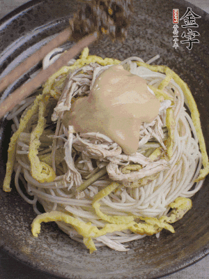 生抽1勺、醋1勺、芝麻醬1勺、金字火腿大師醬1勺。