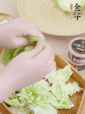 卷心菜掰成小片。