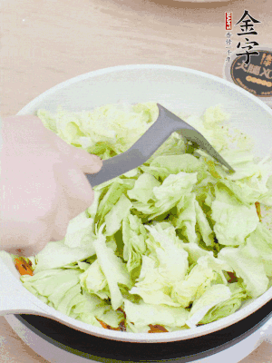 下卷心菜翻炒。