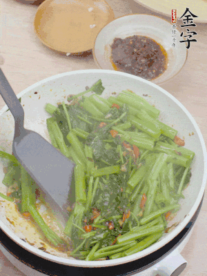 下空心菜炒軟。