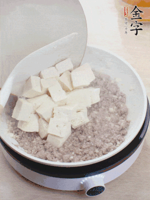 蓋蓋燉煮20分鐘后，加腐皮，撒一點枸杞。