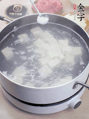 豆腐切成大小均勻正方體，鍋內放水，加一點鹽焯水10秒。