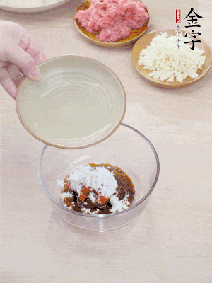 調料汁：金字火腿干貝醬2勺、剁椒1/2勺、生抽1/2勺、淀粉2勺、清水半碗。