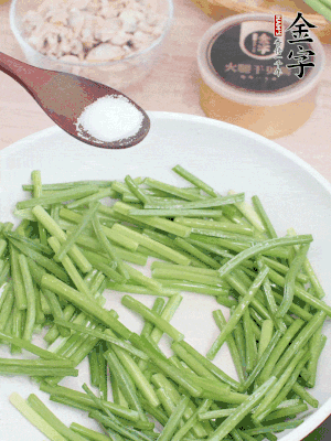 起鍋熱油，下韭菜苔炒至變色。加少許鹽。
