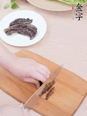 金字醬油肉下鍋煮10分鐘，切薄片。