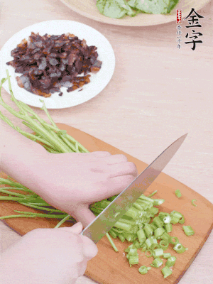 空心菜摘掉葉子，菜梗切成丁。