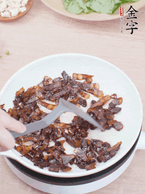 起鍋熱油，煸香醬油肉，撥拉到一邊。