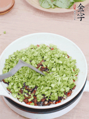 下菜梗翻炒，混合醬油肉。