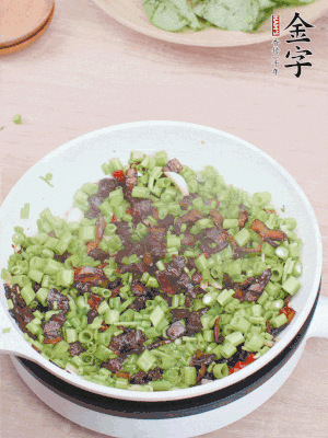 1勺生抽、1勺蠔油、1點(diǎn)點(diǎn)白糖調(diào)味。