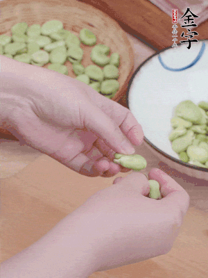 蠶豆剝殼，去掉豆衣，切碎。