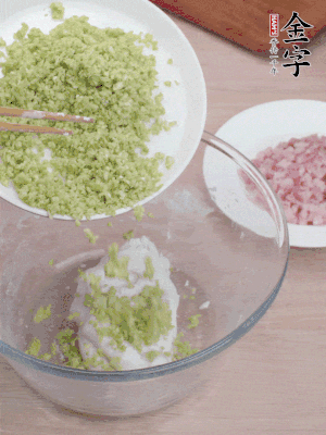 糯米粉邊揉邊加水，成團(tuán)后揉進(jìn)蠶豆、咸肉。