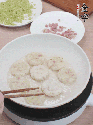 鍋中涼油，慢煎至兩面有脆殼。（油可以多一點）