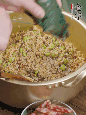 再附一張粽子，一齊向后折疊，線繩捆綁。