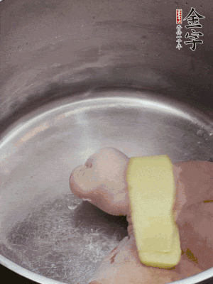 撈出洗凈后，加蔥姜、黃酒二遍焯水。
