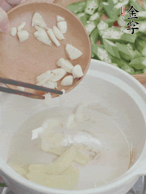 砂煲熱油，姜蒜、辣椒煸香。