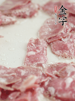 炒鍋熱油，下培根火腿煸炒。