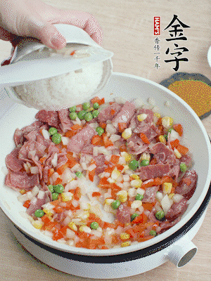 放米飯炒至顆粒分明。