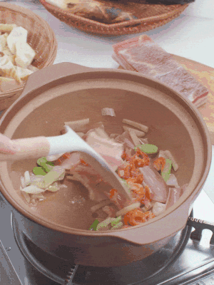 砂鍋中倒入油，放入姜片、蔥段、咸肉、海米炒出香味。