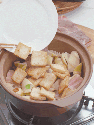 依次下春筍、豆腐，開水沒過食材。