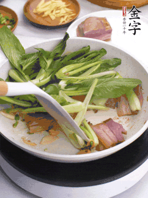 下小青菜翻炒，菜梆子變軟時(shí)，撒一點(diǎn)鹽、雞精調(diào)味。