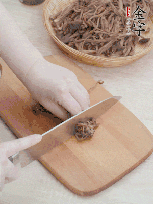 干茶樹菇浸泡過夜，去老根焯水，擠干水份。