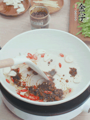 熱鍋涼油，姜蒜、辣椒、金字火腿xo醬炒香。